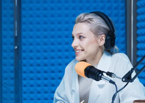 Podcast-Moderatorin am Mikrofon bei Suisse Podcast Academy